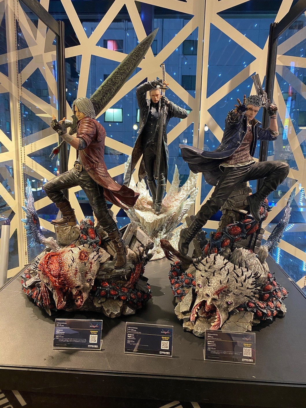 カプコンカフェ池袋店にてDMC5スタチュー展示中！